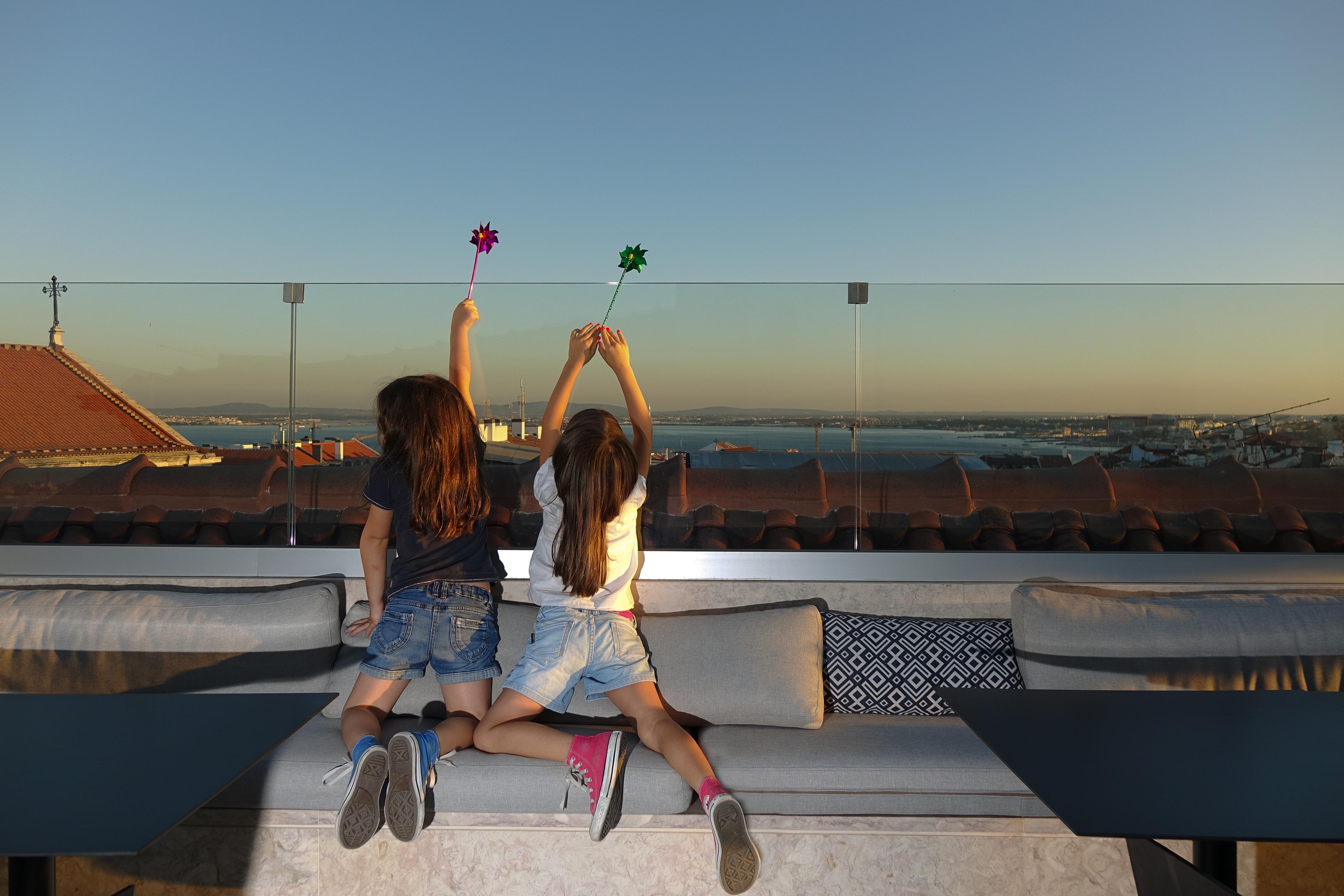 The Lumiares Hotel & Spa - Small Luxury Hotels Of The World Lisboa Exterior foto Two girls playing with the yo-yo